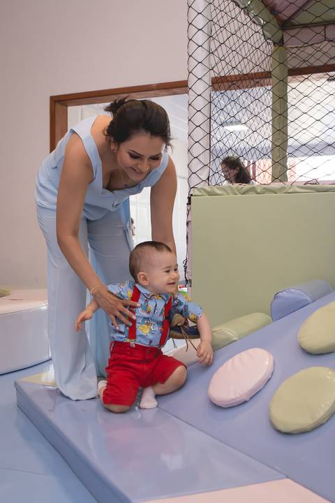 bebê se divertindo com a mamãe espaço baby registrado pela fotógrafa Letícia Leticia Franco em brasília brasilia df'