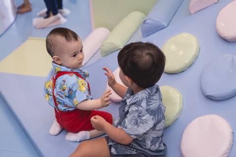 amiguinhos brincando happy birthday festas espaço baby registrado pela fotógrafa Letícia Leticia Franco em brasília brasilia df'