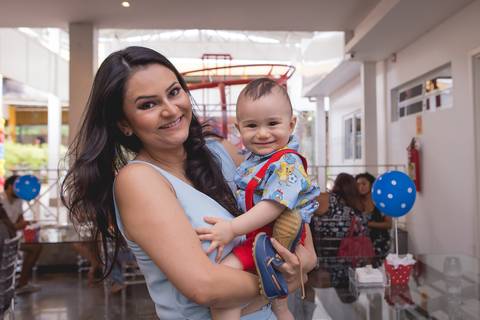 mãe e bebê sorrindo galinha pintadinha registrado pela fotógrafa Letícia Leticia Franco em brasília brasilia df'