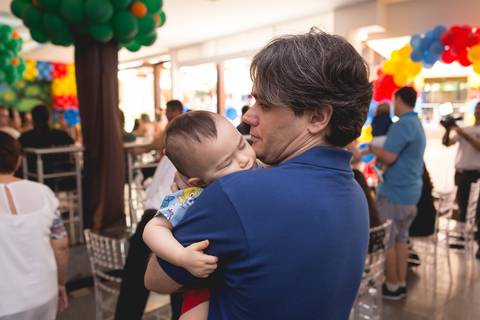 bebê dormindo no colo do pai galinha pintadinha registrado pela fotógrafa Letícia Leticia Franco em brasília brasilia df'