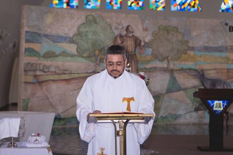 padre iniciando batismo nossa senhora de fátima registrado pela fotógrafa Letícia Leticia Franco em brasília brasilia df'