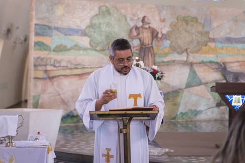 batizado brasilia df nossa senhora de fatima asa sul batismo benção irmãos bebe criança distrito federal  padre registrado pela fotógrafa Letícia Leticia Franco em brasília brasilia df'