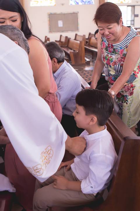 padre passando oleo no peito da criança registrado pela fotógrafa Letícia Leticia Franco em brasília brasilia df'
