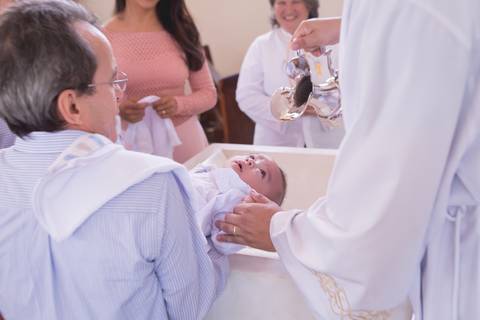 bebe sendo batizado pelo padre na pia na igreja nossa senhora de fatima brasilia df registrado pela fotógrafa Letícia Leticia Franco em brasília brasilia df'