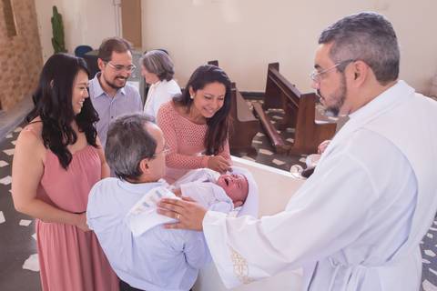 bebe sendo batizado pelo padre na pia na igreja nossa senhora de fatima brasilia df registrado pela fotógrafa Letícia Leticia Franco em brasília brasilia df'