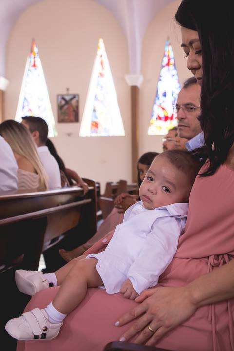 bebe com sono no colo da mamãe durante batizado nossa senhora de fatima brasilia registrado pela fotógrafa Letícia Leticia Franco em brasília brasilia df'