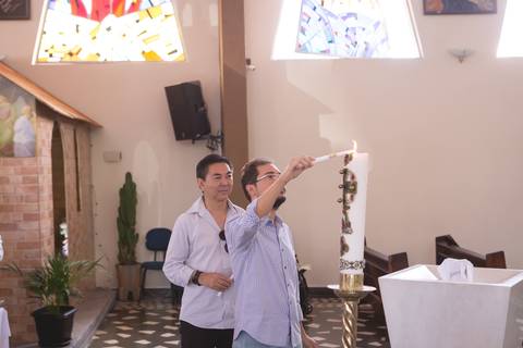 padrinhos acendendo vela nossa senhora de fatima brasilia registrado pela fotógrafa Letícia Leticia Franco em brasília brasilia df'