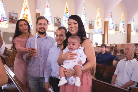 padrinhos segurando bela batizado do bebê gabriel registrado pela fotógrafa Letícia Leticia Franco em brasília brasilia df'