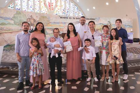família no batizado nossa senhora de fátima em brasilia registrado pela fotógrafa Letícia Leticia Franco em brasília brasilia df'