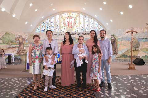padrinhos dos dois filhos bebe e criança apos batizado igreja nossa senhora de fatima brasilia registrado pela fotógrafa Letícia Leticia Franco em brasília brasilia df'