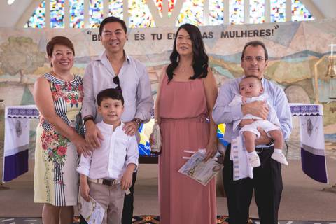 padrinhos da criança eduardo após cerimonia de batizado registrado pela fotógrafa Letícia Leticia Franco em brasília brasilia df'