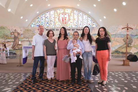 família da mãe das crianças após batizado registrado pela fotógrafa Letícia Leticia Franco em brasília brasilia df'