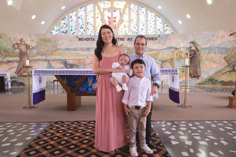 pais bebe criança após batizado nossa senhora de fatima família df registrado pela fotógrafa Letícia Leticia Franco em brasília brasilia df'