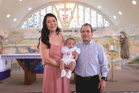 pais com bebe após o batizado na igreja nossa senhora de fátima registrado pela fotógrafa Letícia Leticia Franco em brasília brasilia df'