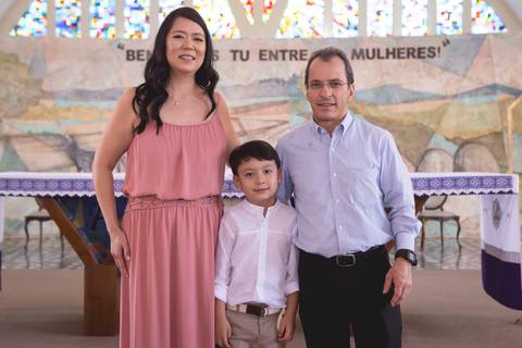 pais com criança batizada após cerimônia igreja nossa senhora de fátima brasília df registrado pela fotógrafa Letícia Leticia Franco em brasília brasilia df'