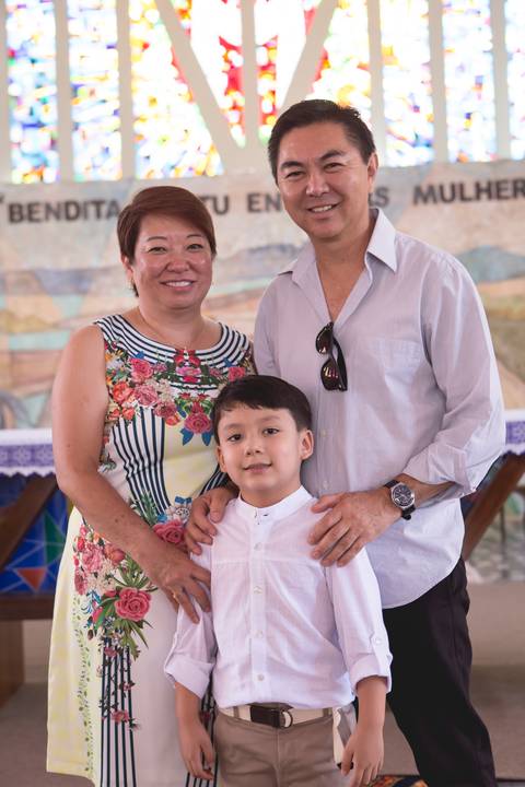 padrinhos da criança batizada igreja nossa senhora de fátima df brasília registrado pela fotógrafa Letícia Leticia Franco em brasília brasilia df'