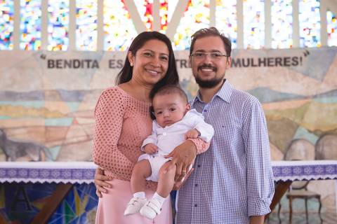 padrinhos da criança batizada igreja nossa senhora de fátima df brasília bebê registrado pela fotógrafa Letícia Leticia Franco em brasília brasilia df'