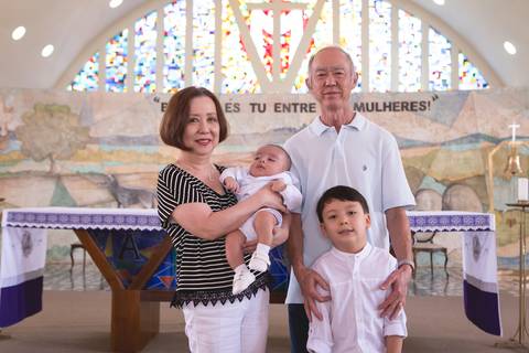 avós da criança e bebê batizados batismo duplo registrado pela fotógrafa Letícia Leticia Franco em brasília brasilia df'