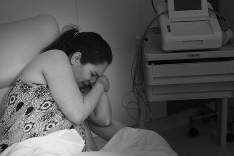 nascimento de um bebê recém nascido maternidade brasília parto fotografa fotografo fotógrafa brasília DF brasília/df gestante sala de pré parto mãe sentindo contração  fotografia grávida gestação gestacional registrado pela fotografa Letícia Franco'