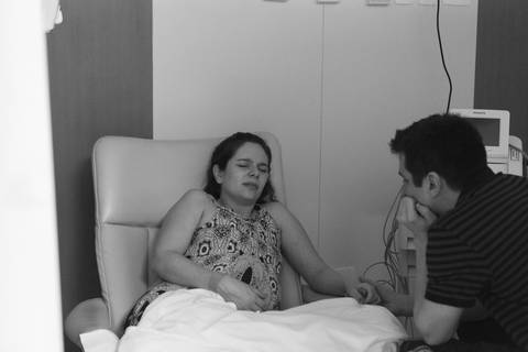 pai e mãe contração parto maternidade segurando a mão brasília parto fotografa fotografo fotógrafa brasília DF brasília/df gestante sala de pré parto mãe sentindo contração  fotografia grávida gestação gestacional registrado pela fotografa Letícia Franco'