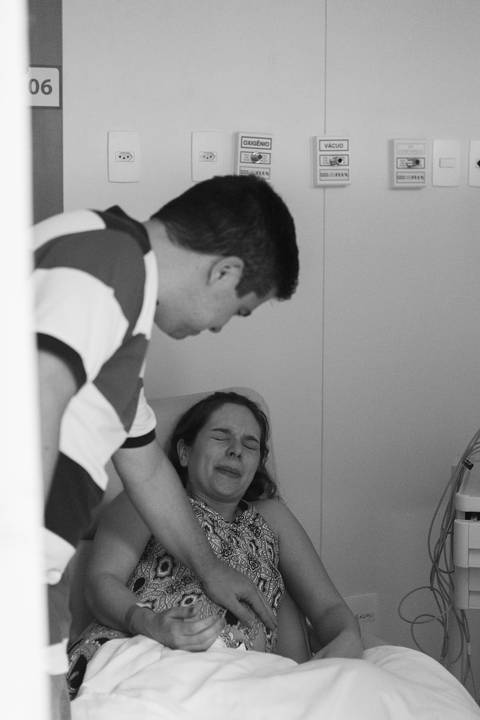 médico apoiando gestante durante contração na sala de pré-parto obstetra fotografa fotografo brasília DF brasília/df gestante sala de pré parto mãe sentindo contração fotografia grávida gestação gestacional registrado pela Letícia Franco bruno ramalho'