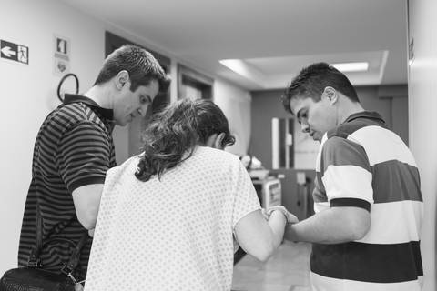 pai e médico obstetra levando gestante para a sala de parto durante contração fotografa fotografo brasília DF brasília/df sala de pré parto mãe sentindo contração fotografia grávida gestação gestacional registrado pela Letícia Franco bruno ramalho'