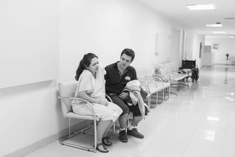 gestante e pai aguardando para entrar na sala de parto normal humanizado natural fotografa fotografo brasília DF brasília/df sala de pré parto mãe sentindo contração fotografia grávida gestação gestacional registrado pela Letícia Franco bruno ramalho'