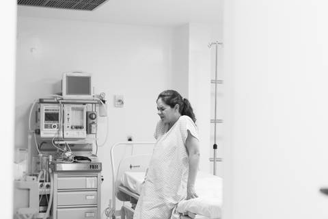 sala de parto humanizado maternidade brasília mãe chegando durante contração normal fotografa fotografo brasília DF brasília/df sala de pré parto mãe sentindo contração fotografia grávida gestação gestacional registrado pela Letícia Franco bruno ramalho'