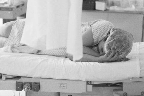 mãe durante contração gestante sala de parto humanizado normal maternidade brasília fotografa fotografo brasília DF brasília/df sala de pré parto mãe sentindo contração fotografia grávida gestação gestacional registrado pela Letícia Franco bruno ramalho'