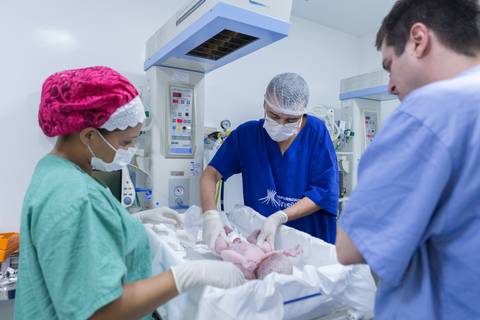 bebê recém nascido newborn maternidade birth nascimento parto cesarea cesáreo brasilia fotografa fotografo fotógrafa brasília df distrito federal baby bebe reborn book melhor leticia franco letícia lua nova art arte foto'