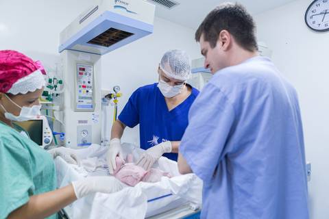 primeiros cuidados e testes apgar com bebe após nascimento parto maternidade brasilia'