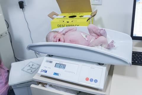 bebê sendo pesado na balança após o nascimento maternidade brasilia'