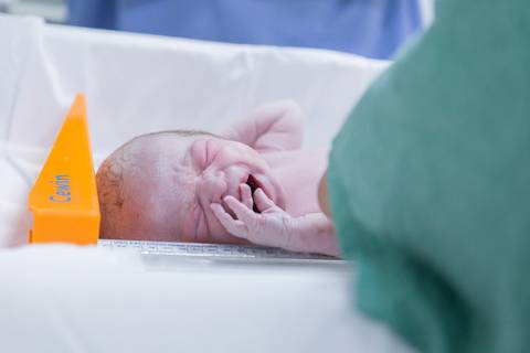 enfermeira medindo bebê após o nascimento parto normal humanizado '