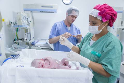 pai conferindo dados da pulseira enfermeira cuidado do bebê após o nascimento primeiros cuidados parto normal humanizado'