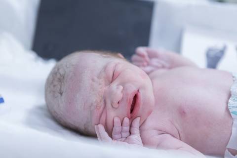 bebê recém nascido newborn maternidade birth nascimento parto cesarea cesáreo brasilia fotografa fotografo fotógrafa brasília df distrito federal baby bebe reborn book melhor leticia franco letícia lua nova art arte foto'