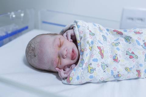 bebê enrolado berço aquecido após o nascimento parto normal e humanizado'