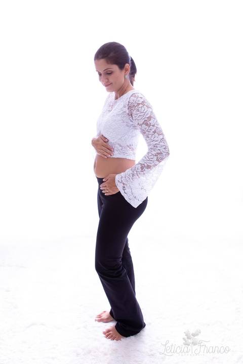 mamãe de corpo todo acompanhamento da barriga olhando pra baixo fotografia gestante grávida gestação acompanhamento gestacional registrado pela fotógrafa Letícia Leticia Franco em brasília brasilia df jardim botânico botanico'