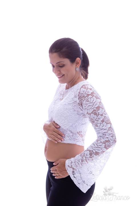meio corpo mamãe olhando pra barriga acompanhamento da gestação  fotografia gestante grávida gestação acompanhamento gestacional registrado pela fotógrafa Letícia Leticia Franco em brasília brasilia df jardim botânico botanico'