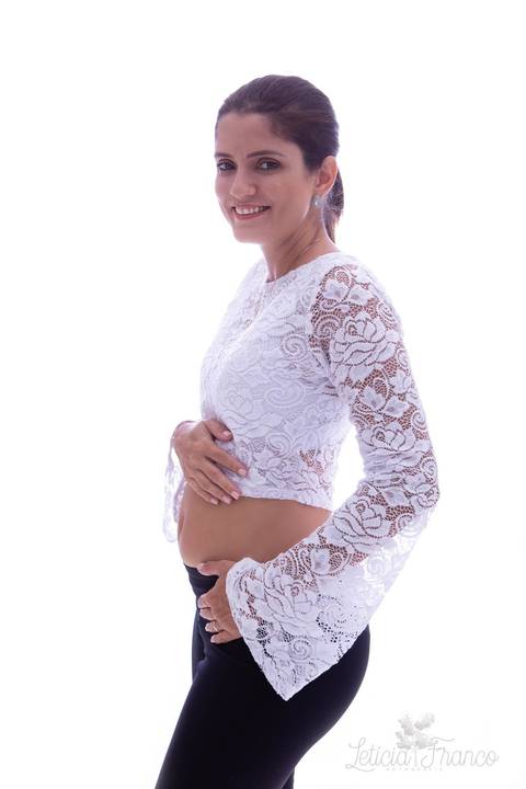 mamãe com mãos na barriga acompanhamento da barriga gestação  fotografia gestante grávida gestação acompanhamento gestacional registrado pela fotógrafa Letícia Leticia Franco em brasília brasilia df jardim botânico botanico'