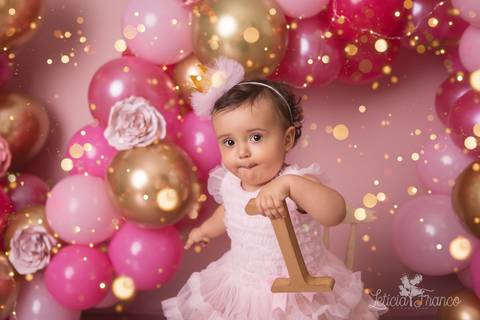 bebe levantando smash the cake fotografia primeiro ano com bolo registrado pela fotógrafa Letícia Leticia Franco em brasília brasilia df jardim botânico botanico'