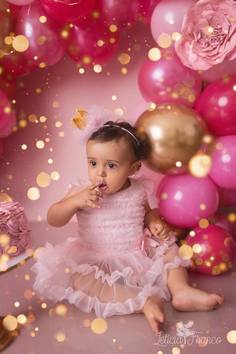 bebe experimentando bolo smash the cake rosa e dourado fotografia primeiro ano com bolo registrado pela fotógrafa Letícia Leticia Franco em brasília brasilia df jardim botânico botanico'