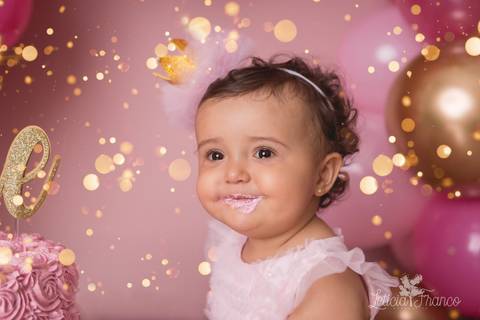 bebe sorrindo toda suja de bolo smash the cake fotografia primeiro ano com bolo registrado pela fotógrafa Letícia Leticia Franco em brasília brasilia df jardim botânico botanico'