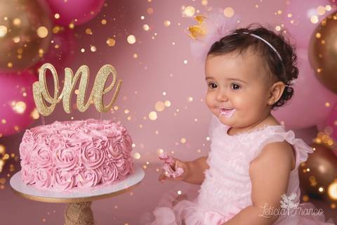 bebe adorou o bolo smash the cake topo do bolo one rosa e dourado fotografia primeiro ano com bolo registrado pela fotógrafa Letícia Leticia Franco em brasília brasilia df jardim botânico botanico'