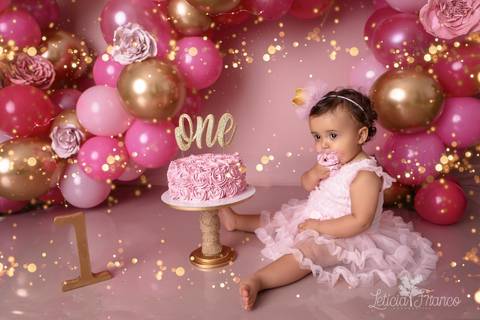 cenário completo com balões smash the cake arco desconstruído rosa e rourado fotografia primeiro ano com bolo registrado pela fotógrafa Letícia Leticia Franco em brasília brasilia df jardim botânico botanico'