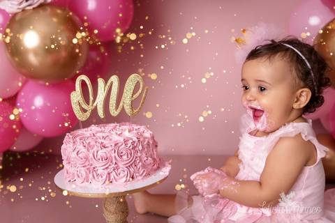 cenário completo com balões smash the cake arco desconstruído rosa e rourado sorrindo grandão fotografia primeiro ano com bolo registrado pela fotógrafa Letícia Leticia Franco em brasília brasilia df jardim botânico botanico'