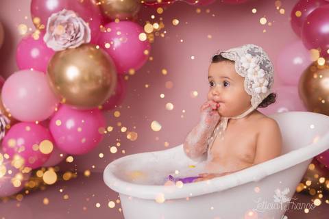 splash tomando banho depois de sujar smash banheira victoriana fotografia primeiro ano com bolo registrado pela fotógrafa Letícia Leticia Franco em brasília brasilia df jardim botânico botanico'