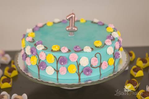 jardim da elena ipes realizado pela fotografa especializada Letícia Franco em Brasília DF festa aniversário de 1 ano primeiro bolo'