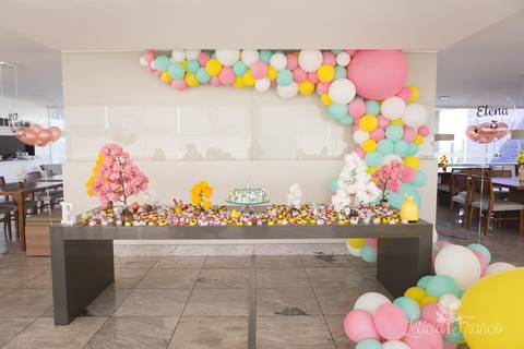  jardim da elena ipes realizado pela fotografa especializada Letícia Franco em Brasília DF festa aniversário de 1 ano primeiro mesa do bolo'