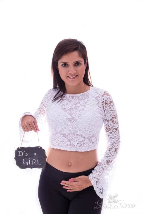 acompanhamento gestacional em brasilia realizado pela fotografa especializada leticia franco 14 semanas de gravidez gestação ideias para acompanhamento é uma menina it's a girl ela vem aí placa de giz branco'