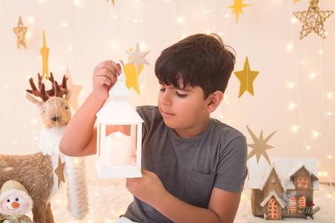 ensaio de natal 2019 casa do papai noel quarto sala estrelas o mais lindo bonito de brasilia feito pela fotografa leticia franco infantil bebe criança adultos adulto adolescente df jardim botanico divertido diversão brincando brincadeiras luminaria'